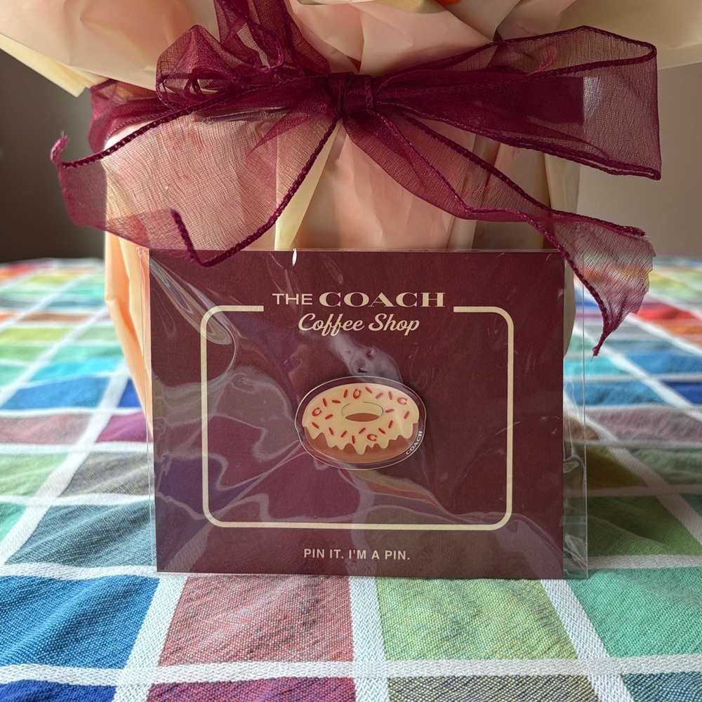 🍩 THE COACH COFFEE SHOP DONUT PIN 🍩 NWT 🍩